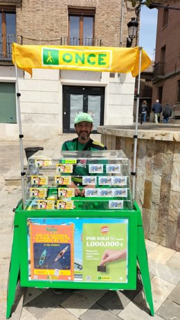 El vendedor de la ONCE Germán Alonso Cossio en su puesto de la ONCE en Saldaña (Palencia).