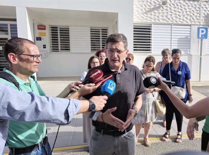 José Luis Sánchez Teruel, junto a familias del colegio Princesa Sofía de Almería, durante su atención a los medios.