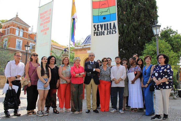 El rector de la US preside el acto de izado de la bandera arcoíris por el Día del Orgullo, en el Rectorado.