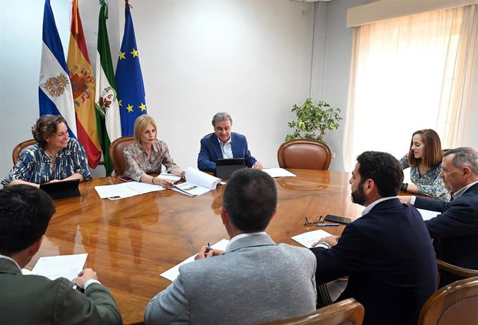 La alcaldesa de Jerez de la Frontera (Cádiz), María José García-Pelayo, en una reunión con la Federación de Empresarios de la Construcción de Cádiz (FAEC)