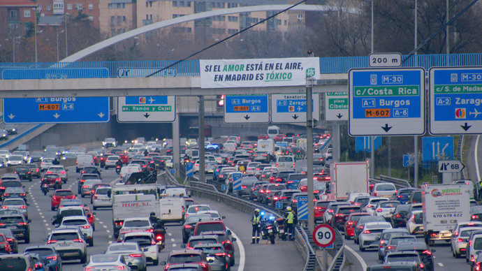 Archivo - Ecologistas coloca una pancarta en la M-30 con el lema 'Si el amor está en el aire, en Madrid es tóxico'