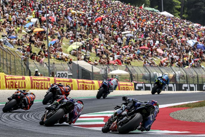 20 QUARTARARO Fabio (fra), Monster Energy Yamaha MotoGP, Yamaha YZR-M1, action with 42 RINS Alex (spa), Monster Energy Yamaha MotoGP, YZR-M1 during the 2025 MotoGP Grand Premio d’Italia Brembo, Italian GP, on the Mugello circuit, from June 20 to 22, in It