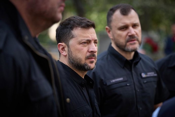 19 de junho de 2025, Ucrânia, Ucrânia, Ucrânia: O presidente ucraniano, Volodymyr Zelensky, homenageia a memória dos mortos no ataque russo a Kiev, na Ucrânia, em 19 de junho de 2025