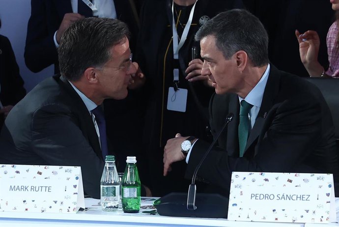 Archivo - El presidente del Gobierno, Pedro Sánchez, conversa con el secretario general de la OTAN, Mark Rutte, durante la cumbre de la Comunidad Política Europea, a 16 de mayo de 2025, en Tirana (Albania).