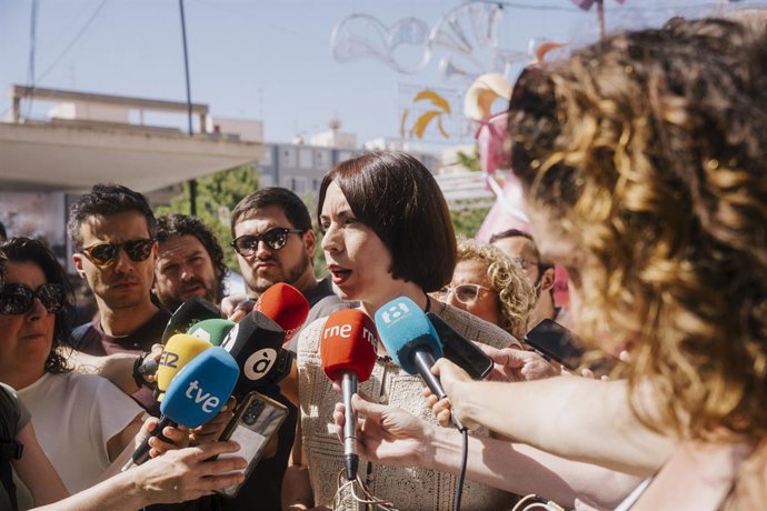 La ministra de Ciència i secretària general del PSPV, Diana Morant, oferix declaracions als mitjans durant la seua visita a la foguera guanyadora del segon premi de la màxima categoria de les Fogueres de Sant Joan 2025, Sèneca-Autobusos