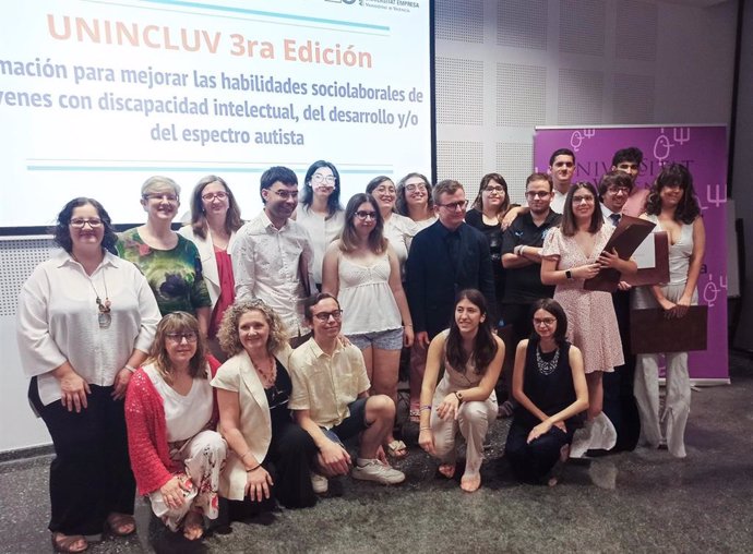 Jóvenes con discapacidad intelectual se gradúan por la UV de un curso de formación continua para el empleo 