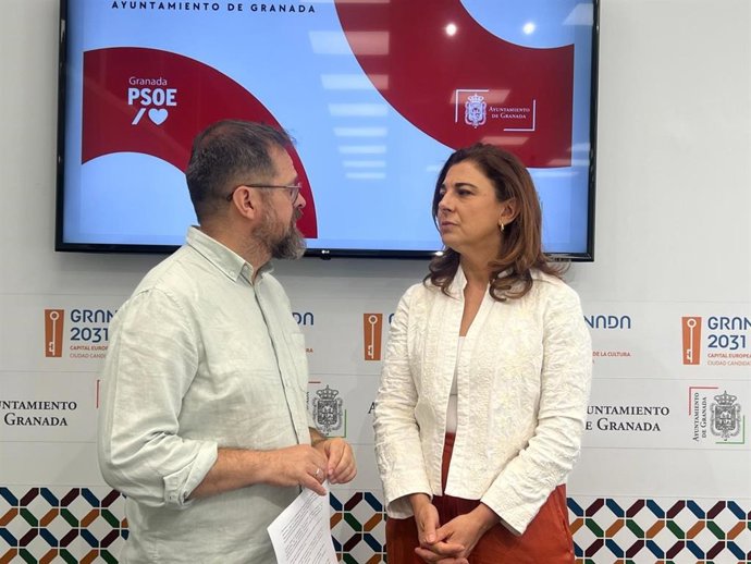 Los ediles socialistas Juanjo Ibáñez y Raquel Ruz