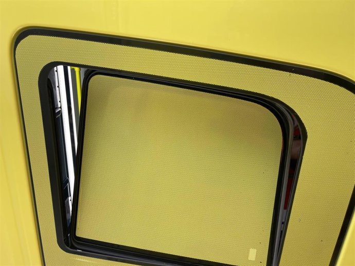 Ventanilla de la ambulancia rota.