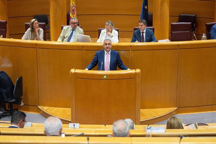 El consejero de Fomento, Roberto Media, en la sesión de la Comisión General de las comunidades autónomas para el debate sobre medidas en materia de vivienda