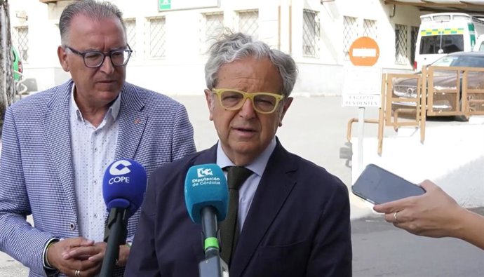 Salvador Fuentes atiende a los medios ante el Centro de Salud de El Viso, acompañado de Juan Díaz.