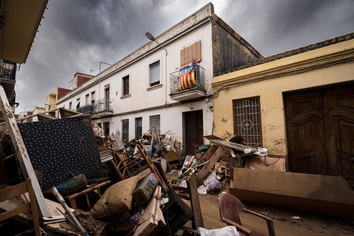 Archivo - Imagen de una calle de la localidad valenciana de Paiporta tras la dana del pasado 29 de octubre.   