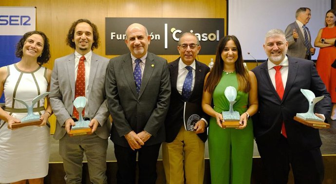 Foto de familia con los cuatro investigadores andaluces galardonados con los XIII Premios Manuel Losada Villasante.