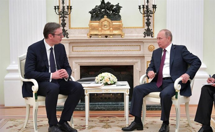 Archivo - Los presidente de Serbia, Aleksandar Vucic, y de Rusia, Vladimir Putin.