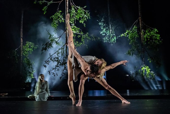 Archivo - Un momento de la coreografía del Ballett Dortmund.