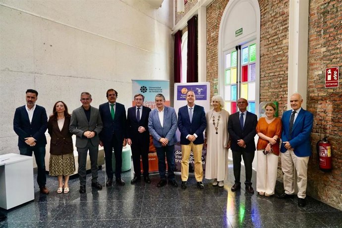 El consejero de Presidencia, Antonio Sanz, ha presidido la inauguración junto al rector de la UNIA, José Ignacio García; la presidenta de la asociación RETE, Teófila Martínez; el presidente de la autoridad portuaria de Málaga; y la delegada de la Junta.