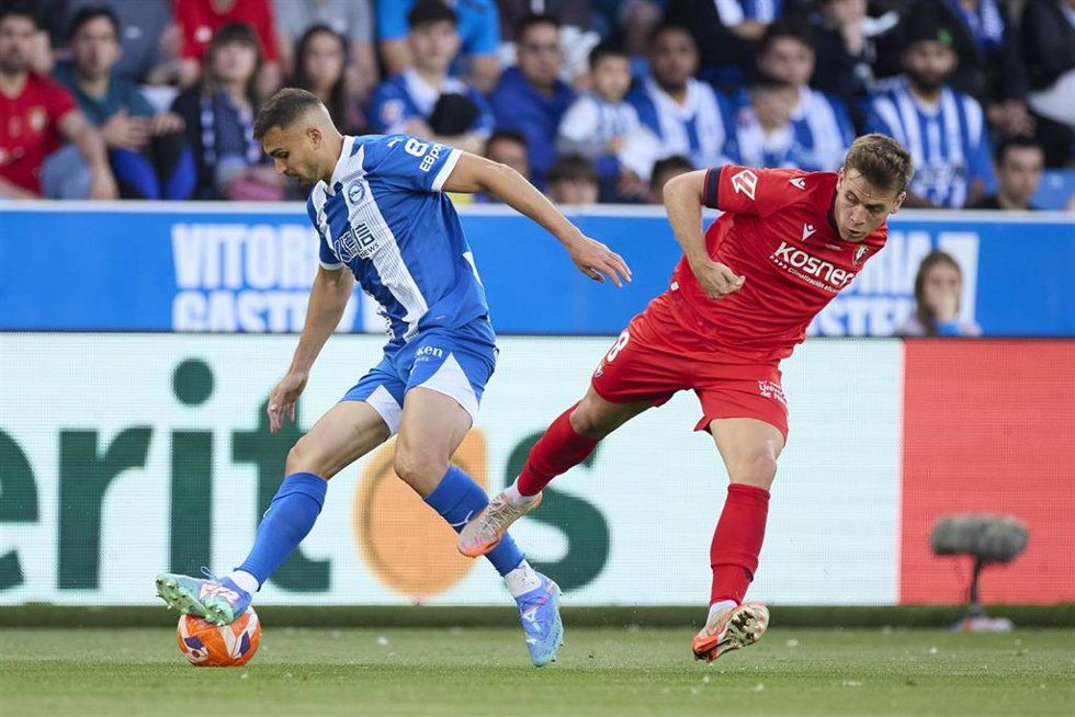 El defensa del Deportivo Alavés Aleksandar Sedlar roba el balón al centrocampista del CA Osasuna Pablo Ibañez, en un partido de LaLiga EA Sports 2024-25 en Mendizorroza.