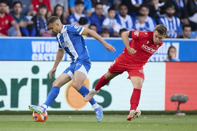 Aleksandar Sedlar of Deportivo Alaves competes for the ball with Pablo Ibanez of CA Osasuna during the LaLiga EA Sports match between Deportivo Alaves and CA Osasuna at Mendizorrotza on May 24, 2025, in Vitoria, Spain.