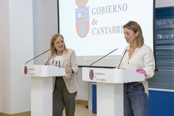 La consejera de Presidencia, Isabel Urrutia, y la presidenta de la Asociación Cántabra de Víctimas del Terrorismo (ASCANVITE), Silvia Gómez