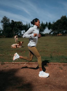 La atleta keniana Faith Kipyegon correrá con las Nike Vomero en su histórico intento de bajar de 4 minutos en la milla este jueves en París.