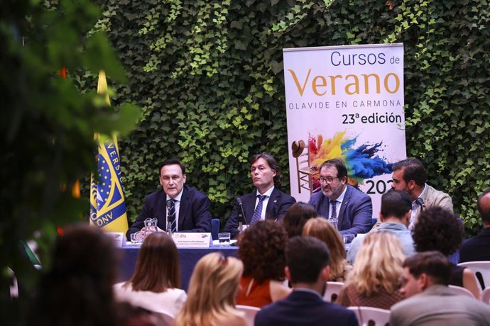 El consejero de Universidad e Innovación de la Junta de Andalucía, José Carlos Gómez Villamandos, durante la XXIII edición de los Cursos de Verano de la Universidad Pablo de Olavide en Carmona, a 23 de junio de 2025, en Sevilla (Andalucía, España). 
