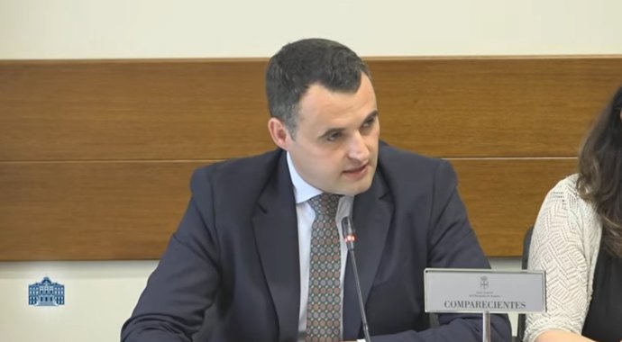El consejero de Hacienda, Guillermo Peláez, durante su comparecencia en la Junta General.