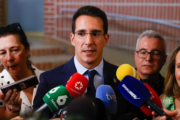 El alcalde de Badia del Vallès, Josep Martínez Valencia, atiende a los medios de comunicación antes de la llegada de los Reyes, a 23 de junio de 2025, en Badia de Vallès, Barcelona, Catalunya (España).