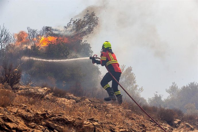 Archivo - Un bombero lucha contra los incendios en Ática, en el sur de Grecia, en un imagen de archivo de 2024.
