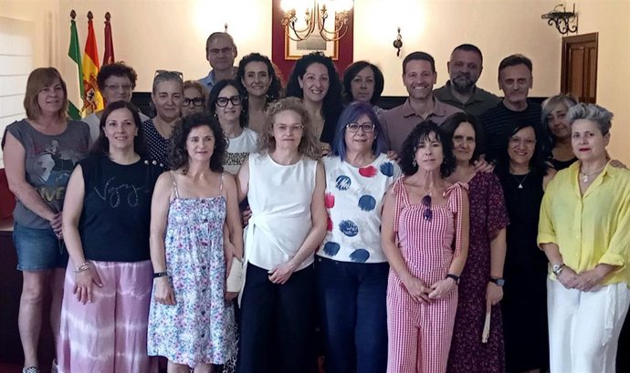 Participantes en el proyecto junto a la delegada y responsables municipales.