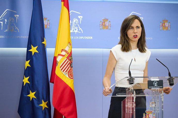 La portavoz de Podemos en el Congreso, Ione Belarra, durante una rueda de prensa anterior a la reunión de la Junta de Portavoces, en el Congreso de los Diputados, a 17 de junio de 2025, en Madrid (España).