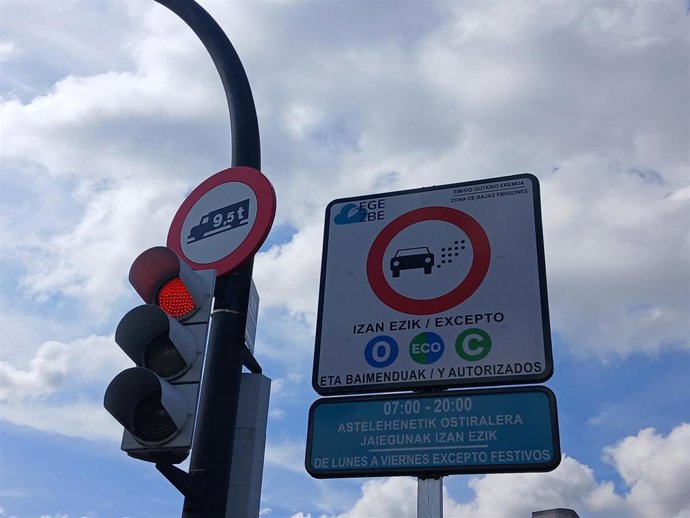 Archivo - Cartel de entrada en Zona de Bajas Emisiones de Bilbao
