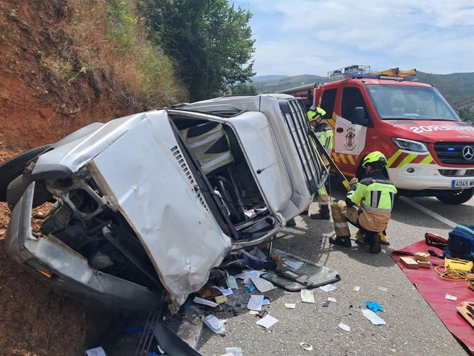 Imagen del siniestro que ha tnido lugar en la carretera de Puente Domingo Flórez (León).