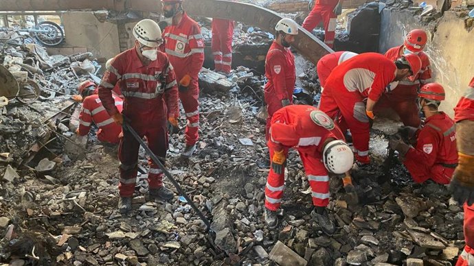 17 de junho de 2025, Teerã, Irã: Equipes de resgate estão trabalhando do lado de fora de um prédio que foi atingido por um ataque aéreo israelense, em meio à escalada de ataques de retaliação entre os dois países. Israel e Irã trocaram tiros após um bomba