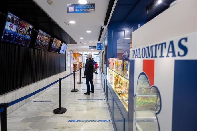 Archivo - Clientes observan la cartelera antes de entrar a una de las salas de los Cines Florida en Vitoria-Gasteiz