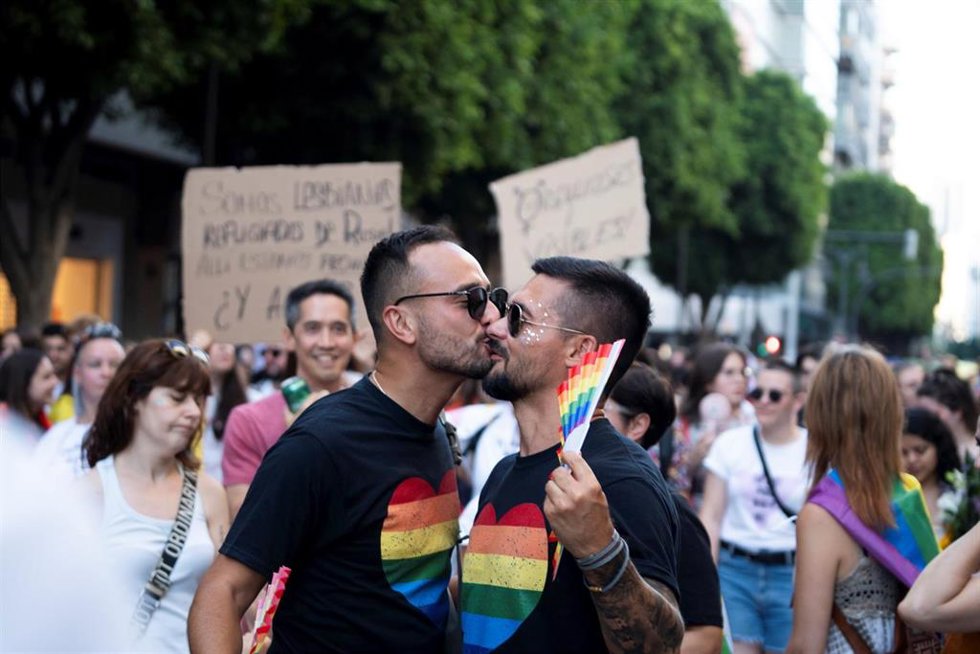 Archivo - Dos hombres se besan durante una manifestación del Orgullo LGTBI+.