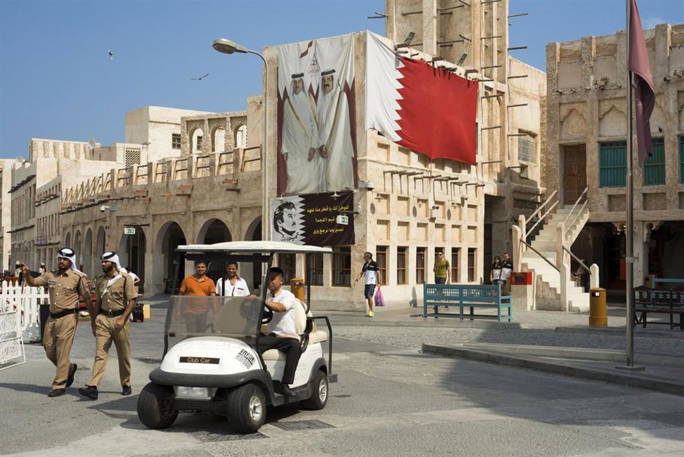 Archivo - Bandera de Qatar en Doha
