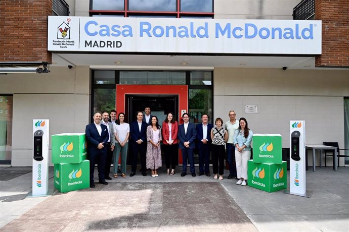 Miembros de Iberdrola y de la Fundación Infantil Ronald McDonald de Madrid donde se ha firmado el acuerdo de colaboración