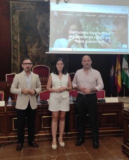 Ruz (centro) y Romero (izda.), durante la celebración de la I Mesa de Gobernanza Provincial de Oleoturismo Córdoba.