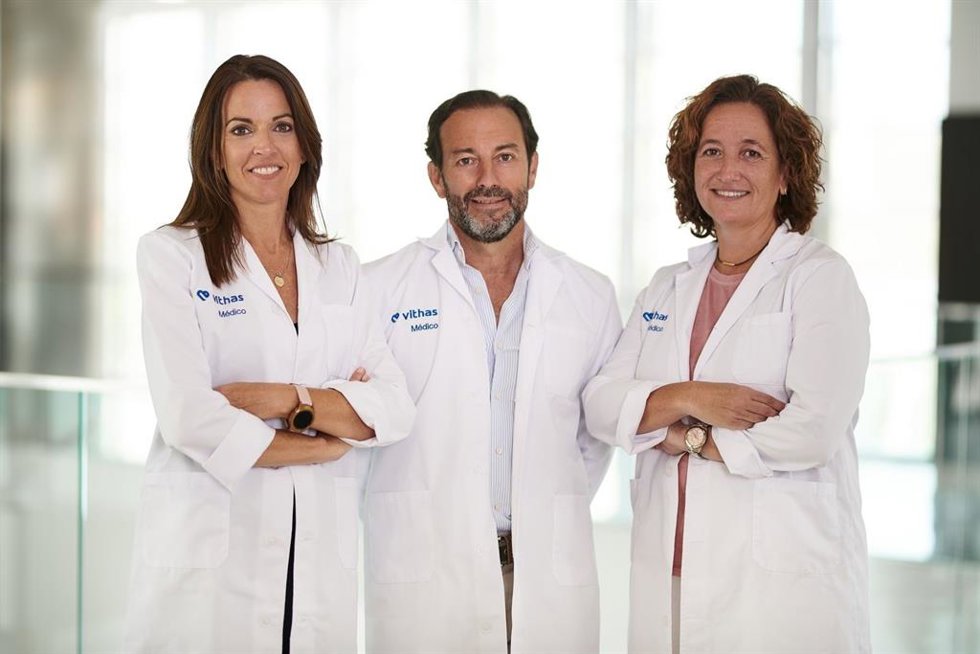 El doctor Ángel Horcajadas, en el centro en la imagen