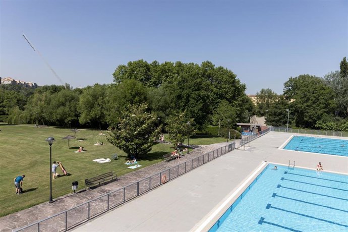 Archivo - Imagen de una de las piscinas municipales