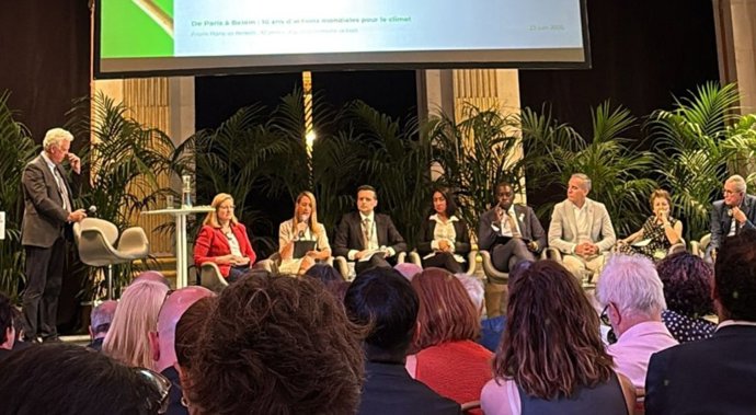 Con el micrófono en mano, la segunda teniente de alcalde del Ayuntamiento de Barcelona, Maria Eugènia Gay, interviene en la cumbre del cambio climático en París.