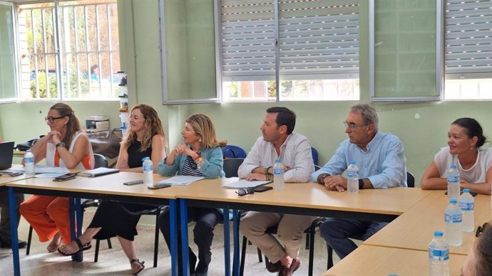 El subdelegado de la Junta en el Campo de Gibraltar, Javier Ros, y la delegada territorial de Desarrollo Educativo y Formación Profesional en Cádiz, Isabel Paredes, en una reunión en Tarifa