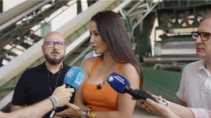 Mireia Borrás atiende a los periodistas en Lopera.