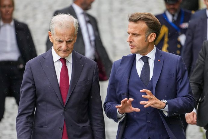 23 de junho de 2025, Noruega, Oslo: O presidente da França, Emmanuel Macron, e o primeiro-ministro da Noruega, Jonas Gahr Store (à esquerda), deixam o Palácio Akershus durante a visita oficial de Macron à Noruega. Foto: Cornelius Poppe/NTB/dpa