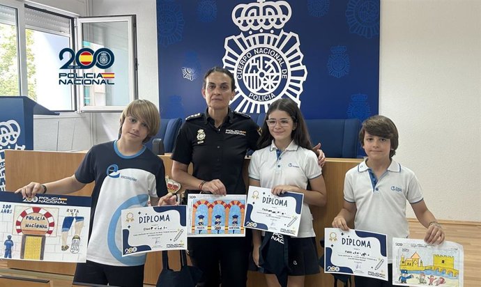 La Policía Nacional en Córdoba celebra el acto de entrega de premios y diplomas a los escolares que han resultado ganadores en el Concurso de Dibujo 'II edición Ruta 091 de la Policía Nacional'.