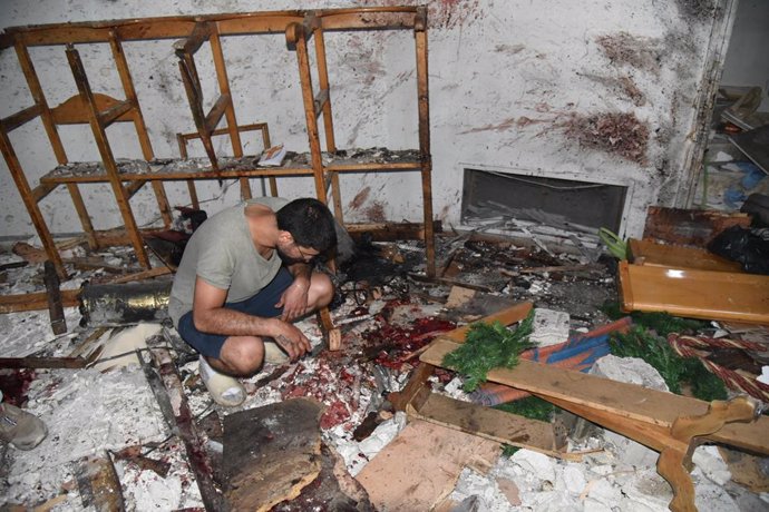 Un home inspeccióna els estralls de l'atemptat bomba en una església a Damasc.