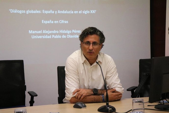 El economista y profesor de la UPO, Manuel Alejandro Hidalgo, en los Cursos de Verano de la Olavide.