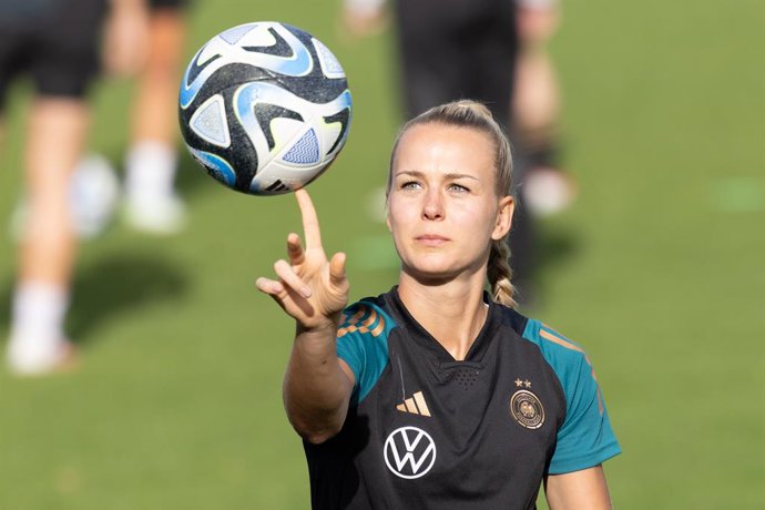 Archivo - 19 September 2023, Hesse, Frankfurt_Main: Germany Goalkeeper Merle Frohms balances the ball on her finger during a training session at the Stadion am Brentanobad ahead of Friday's UEFA Women's Nations League soccer match against Denmark. Photo: 