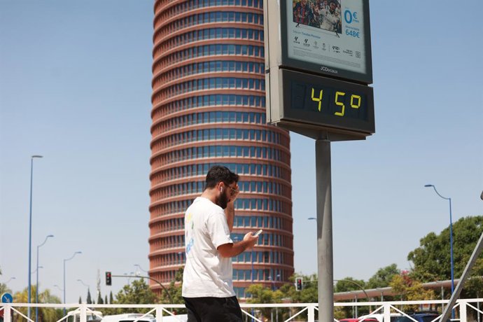 Archivo - Arquivo - Um termômetro próximo à Torre Pelli indica 45 graus Celsius em 24 de agosto em Sevilha (Andaluzia, Espanha). A onda de calor termina nesta quinta-feira com a chegada de uma depressão que reduzirá as temperaturas. No fim de semana, são 