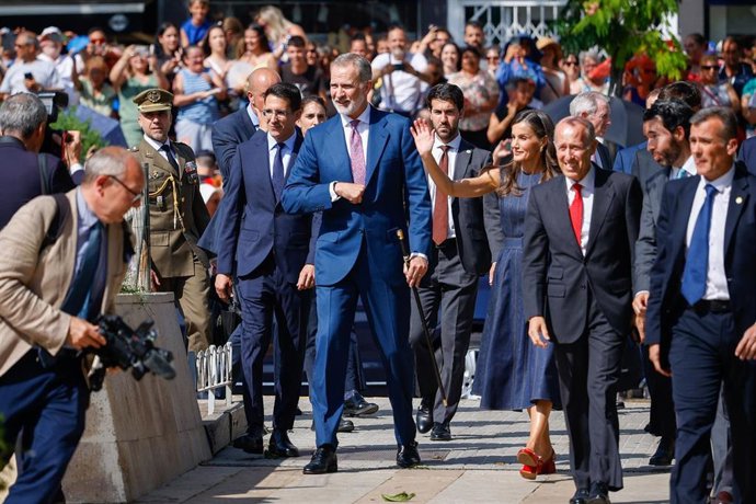 Los Reyes Felipe VI y Letizia saludan a los vecinos durante una visita a Badia de Vallès (Barcelona).