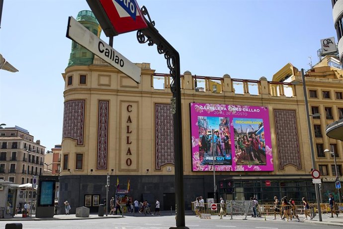 Archivo - Vista general de los Cines Callao desde la estación de Metro de Callao, el día de su reapertura, a 20 de agosto de 2021, en Madrid (España). El histórico edificio de Cines Callao, construido en 1926, vuelve a abrir sus puertas, tras unos meses d